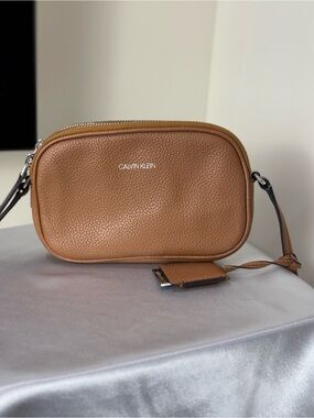 Calvin Klein Pebbled Leather Wallet Crossbody in Bagtan